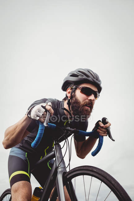 Решительный мужчина на велосипеде — стоковое фото