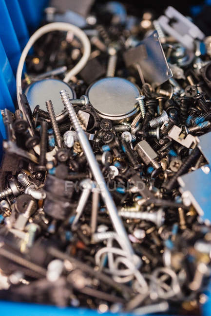 Close-up de parafusos usados em uma caixa de plástico — Fotografia de Stock