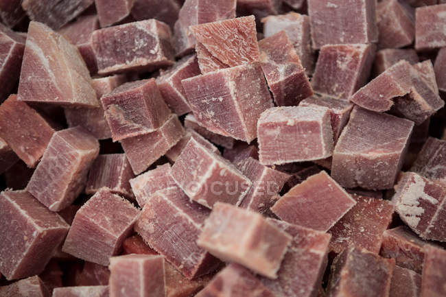 Primo piano di mucchio di cubetti di carne a fabbrica di carne — Foto stock