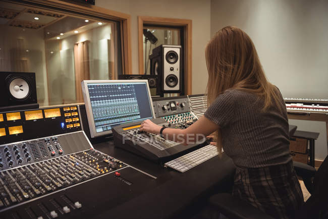 Engenheiro de áudio usando misturador de som no estúdio de gravação — Fotografia de Stock