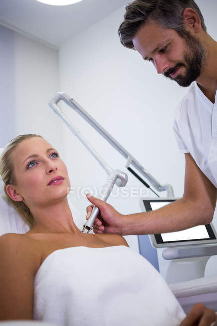 Дерматолог видаляє моль з плеча пацієнта за допомогою медичного лазера — стокове фото