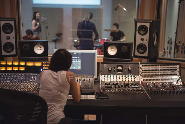Аудіоінженер з використанням звукового мікшера в студії звукозапису — стокове фото