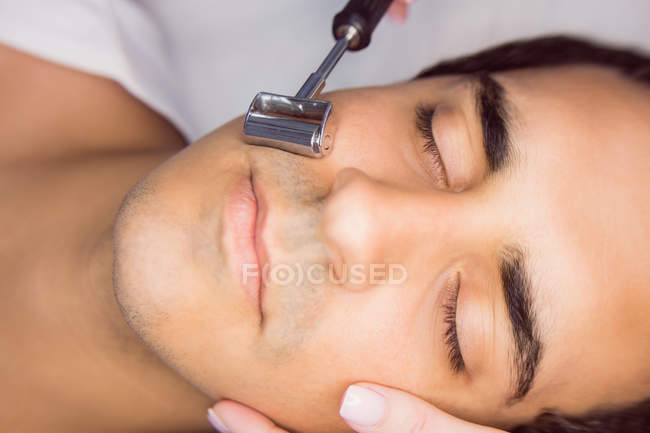 Дерматолог, який проводить лазерну епіляцію на обличчі пацієнта в клініці — стокове фото