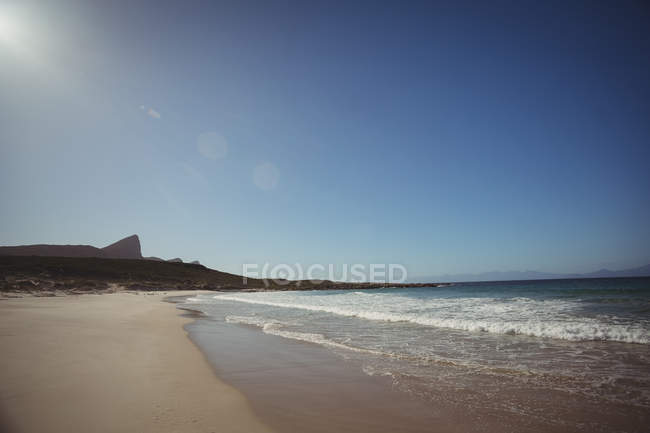 Vista panorâmica das ondas de água na praia do mar — Fotografia de Stock
