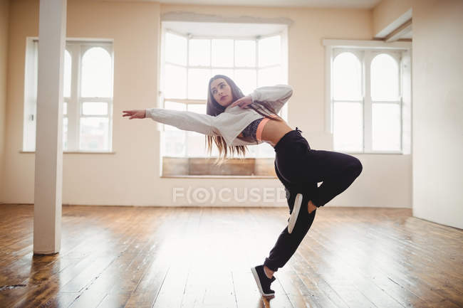 Mujer bonita practicando hip hop en estudio - foto de stock