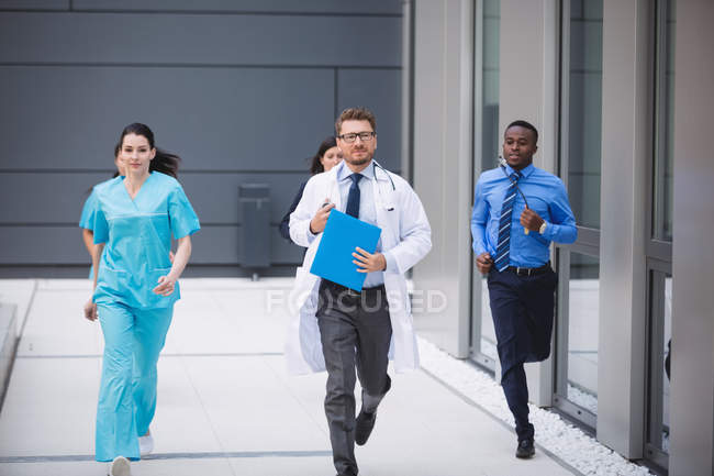 Врачи и медсестры спешат в больницу — стоковое фото