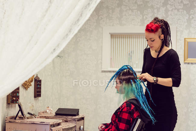 Esteticista clientes styling cabelo na loja dreadlocks — Fotografia de Stock