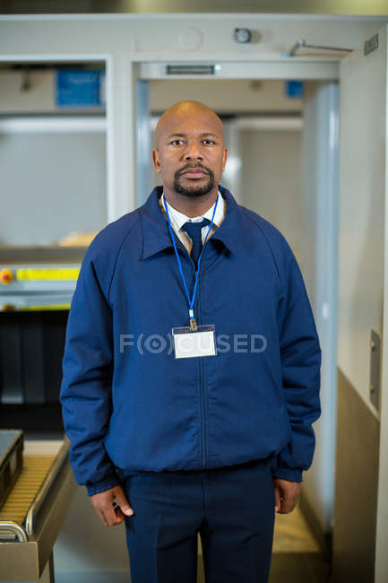 Retrato del oficial de seguridad del aeropuerto de pie en la terminal del aeropuerto - foto de stock