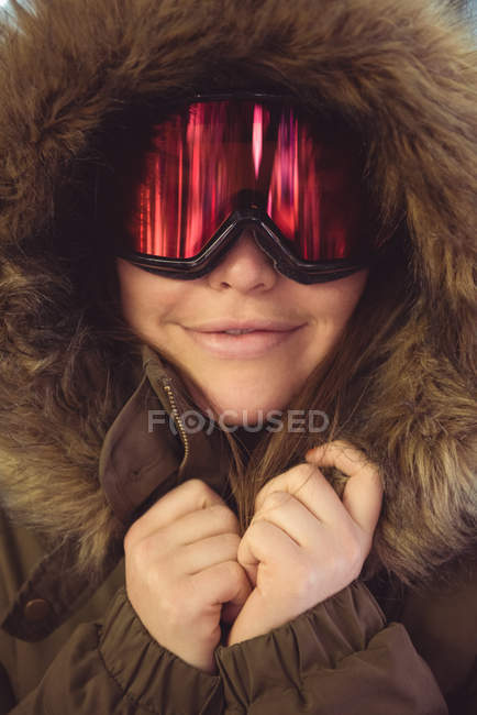 Nahaufnahme einer Frau in Pelzmantel und Skibrille — Stockfoto