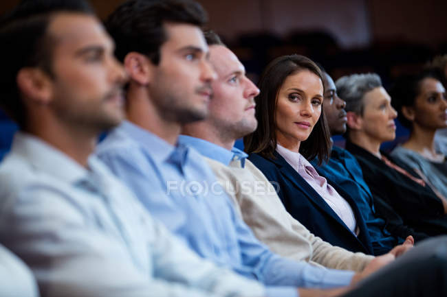Ejecutivos de negocios que participan en una reunión de negocios en el centro de conferencias - foto de stock