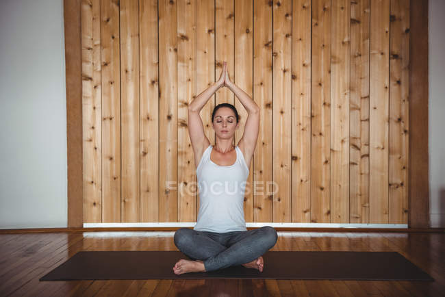 Mulher adulta média realizando ioga no estúdio de fitness — Fotografia de Stock