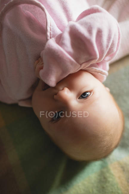 Nahaufnahme eines niedlichen Babys, das zu Hause im Schlafzimmer auf dem Bett liegt — Stockfoto