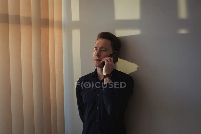 Homme cadre parler sur téléphone portable dans le bureau — Photo de stock