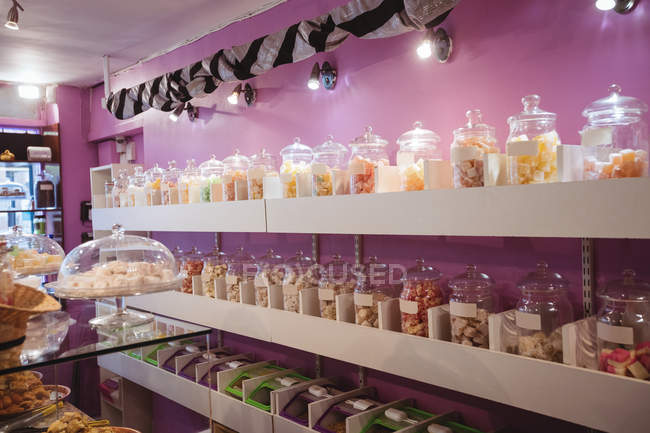 Vários doces turcos dispostos em prateleiras e balcão na loja — Fotografia de Stock