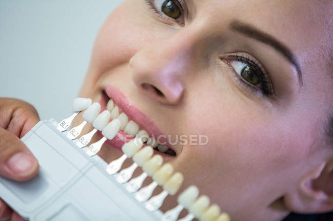 Zahnarzt untersucht Patientin mit Zahnschattierungen in Zahnklinik — Stockfoto