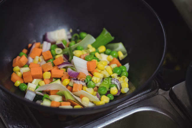 Нарезанные овощи в горшочке в ресторане — стоковое фото