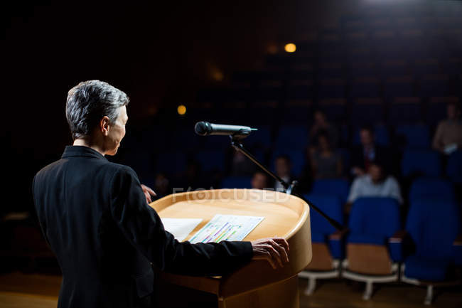 Ejecutiva femenina dando un discurso en el centro de conferencias - foto de stock