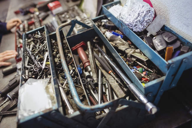 Várias ferramentas na caixa de ferramentas na garagem de reparação — Fotografia de Stock