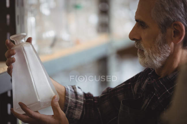 Скляний блендер вивчає скляний посуд на скляній фабриці — стокове фото