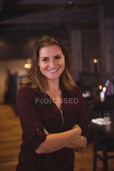 Retrato de una hermosa mujer sonriendo en el bar - foto de stock