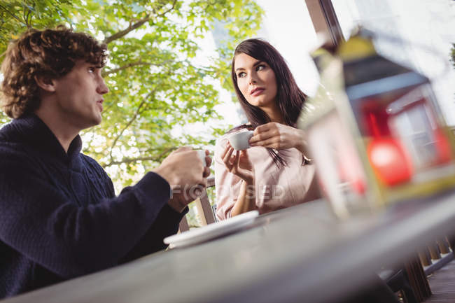 Couple prenant un café ensemble au restaurant — Photo de stock