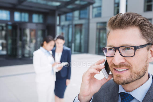 Hombre de negocios seguro hablando por teléfono móvil - foto de stock