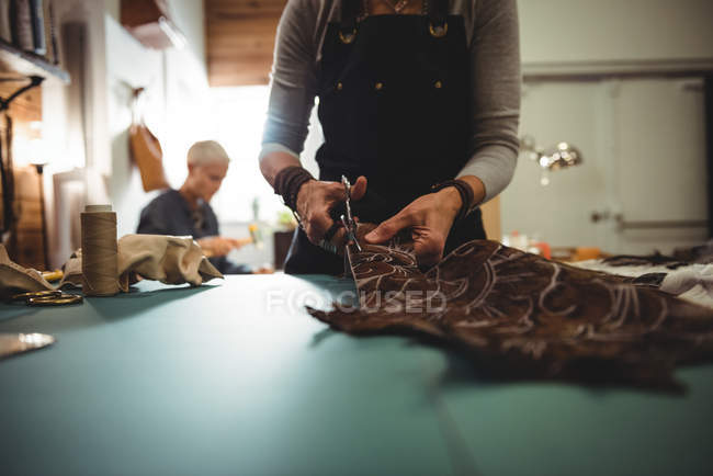 Середина мастерской по резке кожи ремесленницей — стоковое фото