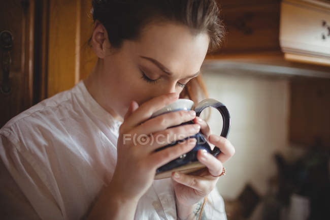 Frau beim Kaffee in der Küche zu Hause — Stockfoto