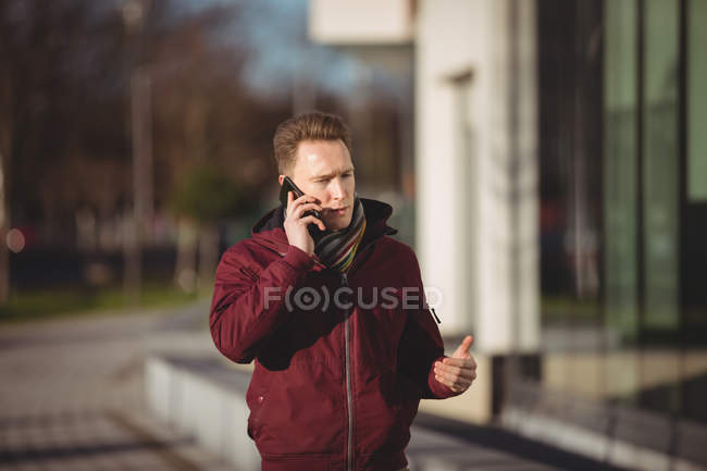 Männliche Führungskraft telefoniert auf Straße vor Bürogebäude — Stockfoto