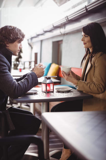 Пара, пьющая кофе вместе в ресторане — стоковое фото