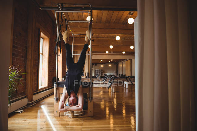 Metà donna adulta pratica pilates in palestra — Foto stock