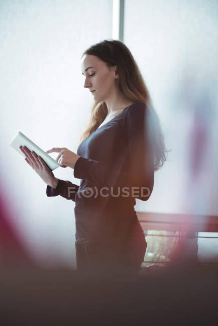 Femme cadre d'entreprise en utilisant la tablette numérique dans le bureau — Photo de stock