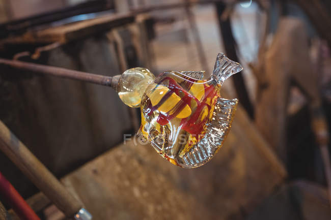 Primo piano della figura del pezzo forte realizzato da un vetro fuso presso la fabbrica di soffiaggio del vetro — Foto stock