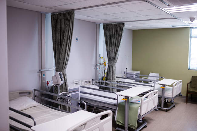 Equipamiento y cama en hospital - foto de stock
