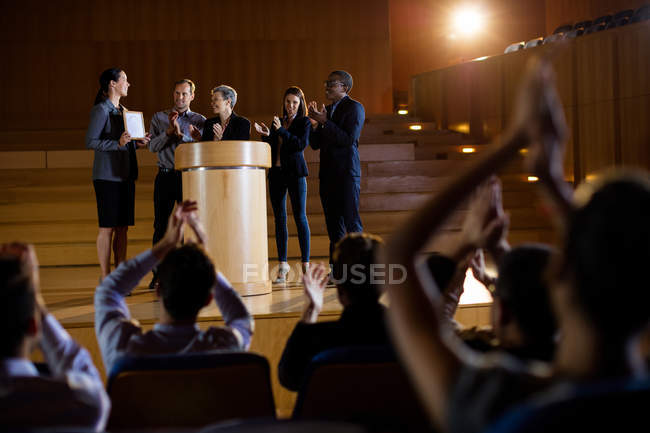 Weibliche Führungskräfte erhalten Auszeichnung im Konferenzzentrum — Stockfoto