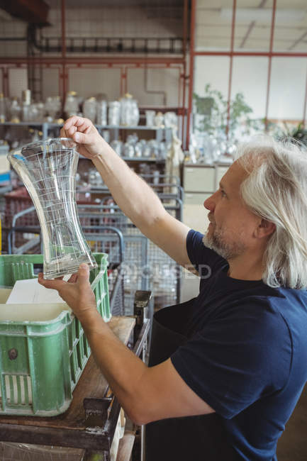 Glasbläser begutachten Glaswaren in Glasbläserei — Stockfoto