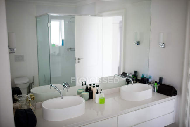 Banheiro vazio com lavatório manual em casa — Fotografia de Stock