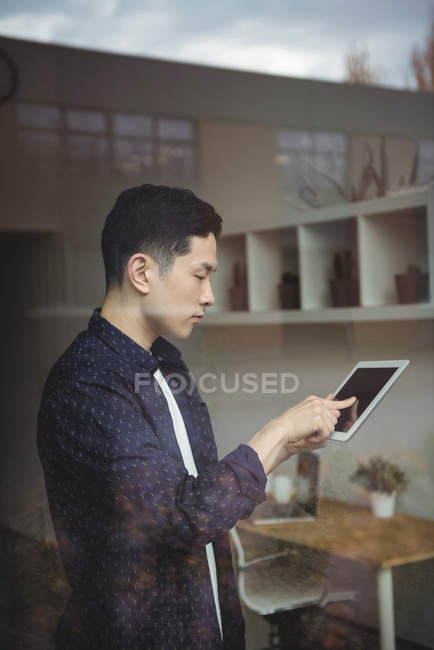Ejecutivo de negocios usando tableta digital en la oficina - foto de stock
