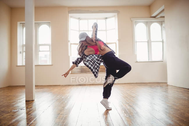 Bella donna che pratica la danza hip hop in studio — Foto stock