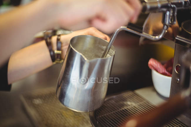 Kellnerin benutzt Kaffeemaschine im Café — Stockfoto