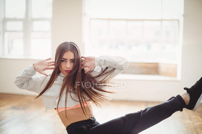 Красива жінка практикує танець хіп-хопу в студії — стокове фото