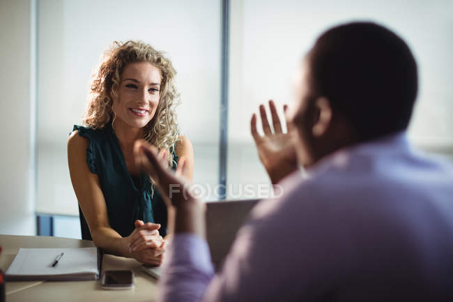 Geschäftsfrau und Geschäftsmann interagieren im Amt miteinander — Stockfoto