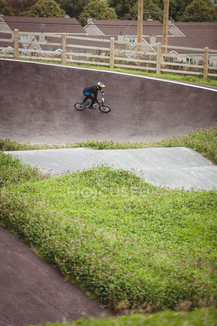 Велогонщик на велосипеде BMX в скейтпарке — стоковое фото