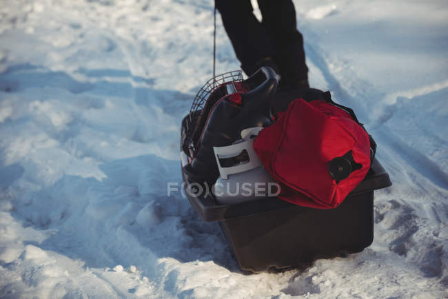Close-up de caixa de artes de pesca no gelo na paisagem nevada — Fotografia de Stock