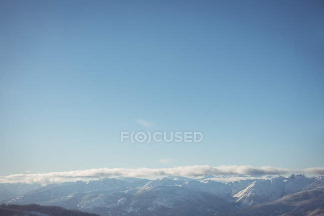 Vista de montanhas cobertas de neve durante o inverno — Fotografia de Stock