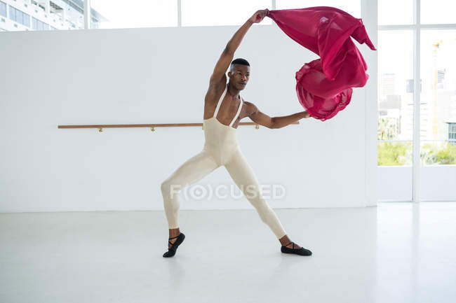Bailarino praticando dança de balé no estúdio — Fotografia de Stock
