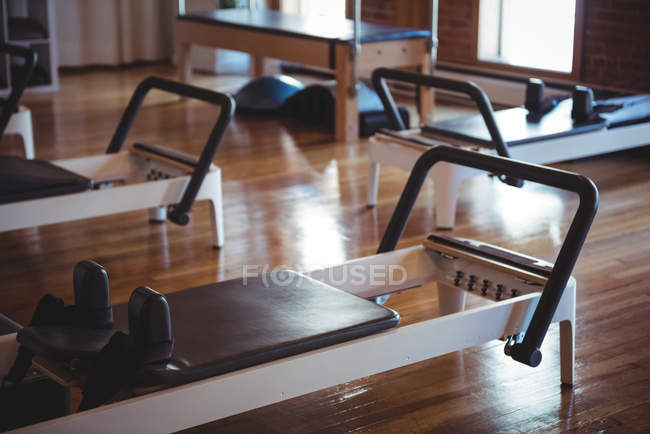 Sportgeräte im leeren Fitnessstudio — Stockfoto