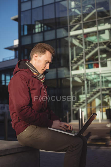 Homme exécutif utilisant un ordinateur portable dans le local de bureau — Photo de stock