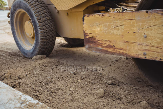 Close-up da roda do bulldozer no canteiro de obras — Fotografia de Stock