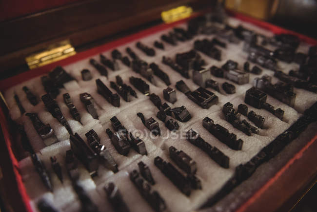 Varias herramientas de trabajo en la caja de herramientas en el taller, primer plano - foto de stock